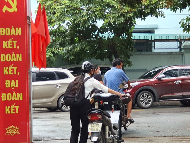 Người dân lúng túng khi Hà Nội liên tục thay đổi quy định về giấy đi đường